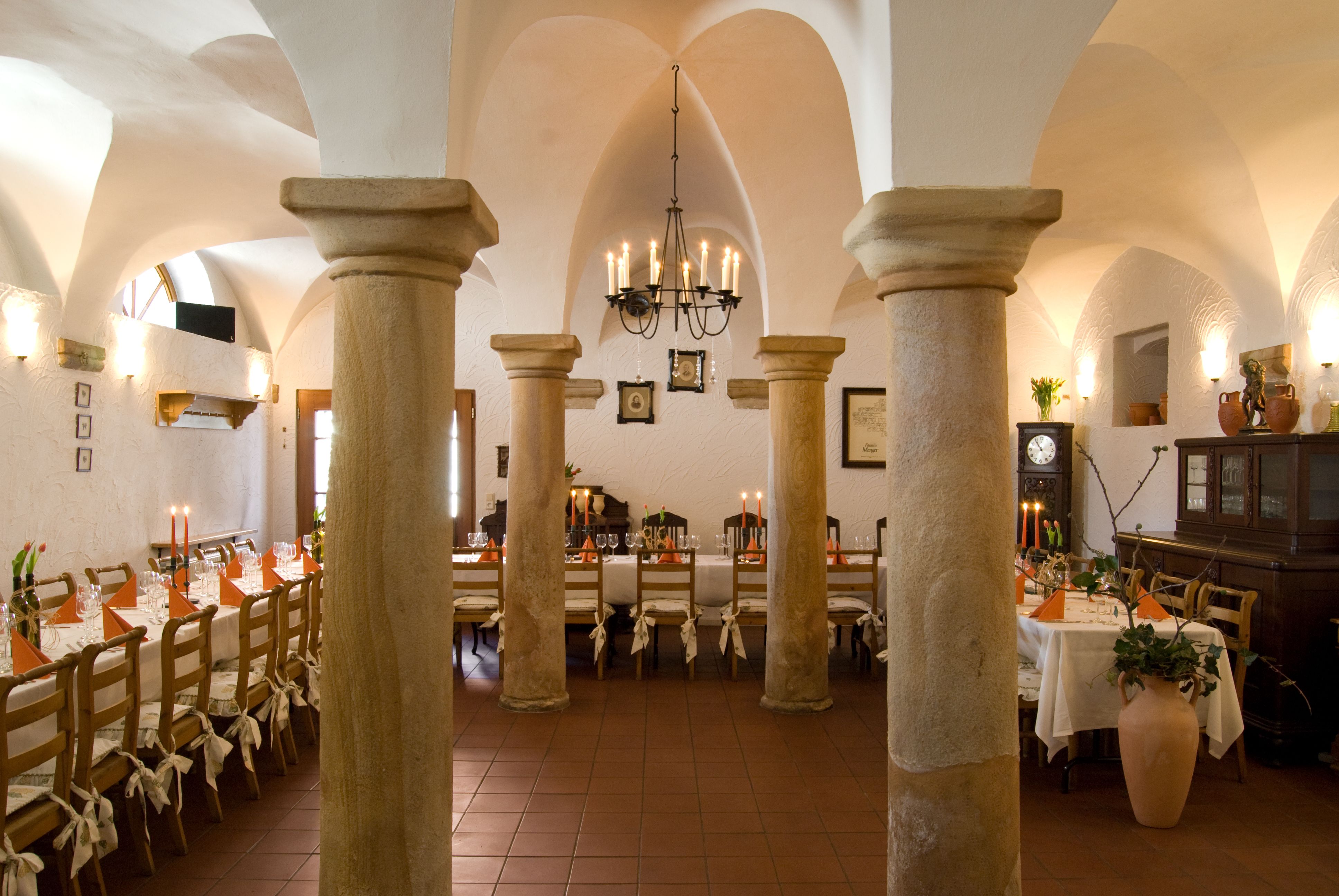 Dieses historisches Kreuzgratgewölbe in Eich wird heute als Weinprobierstube genutzt. Im Jahr 1824 wurde das Gebäude als Kuhstall erbaut. Mehrere dieser sogenannten Kreuzgewölbeställe, auch Kuhkapellen genannt, entstanden im frühen 19. Jahrhundert. Die Maurermeister und Handwerker hatten durch das Verschwinden der Klöster und Kirchen ihre traditionellen Arbeitgeber verloren. Ställe waren damals ein wirtschaftliches Statussymbol und die Arbeitskraft günstig.